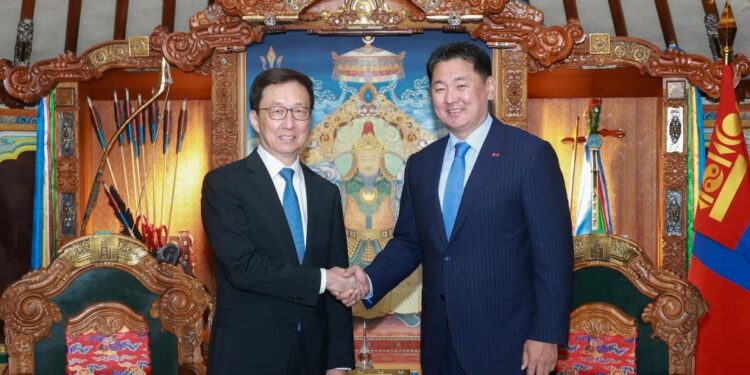 China, Mongolia pledge to deepen ties, expand cooperation