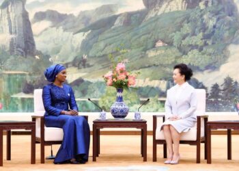 Peng Liyuan chats over tea with the wife of the Senegalese president