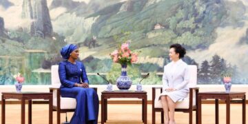 Peng Liyuan chats over tea with the wife of the Senegalese president