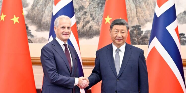 Xi Jinping meets Norwegian PM in Beijing