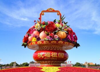 Placing floral decorations in Beijing for National Day