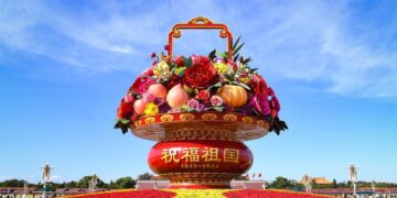 Placing floral decorations in Beijing for National Day