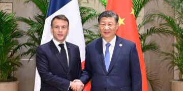 China and France must assume common responsibilities in the face of developments in the international situation