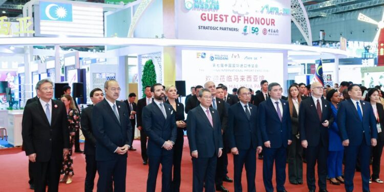 Chinese PM pledges to expand opening-up at CIIE