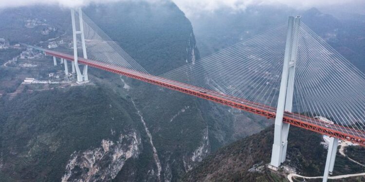 Large bridges built in Guizhou impress Tanzanian student