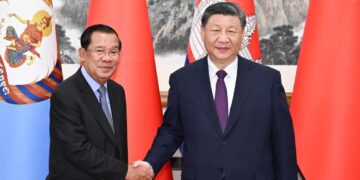 Xi Jinping holds talks with Cambodian Senate President Hun Sen