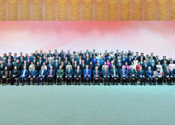 Xi Jinping meets representatives from all walks of life in Macao
