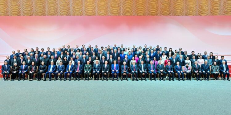 Xi Jinping meets representatives from all walks of life in Macao