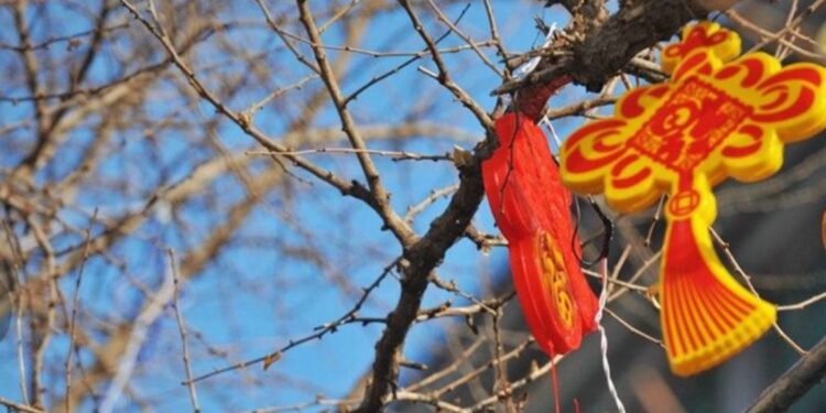 At the beginning of the holiday, the weather in most areas of the country is fine and the temperature rises