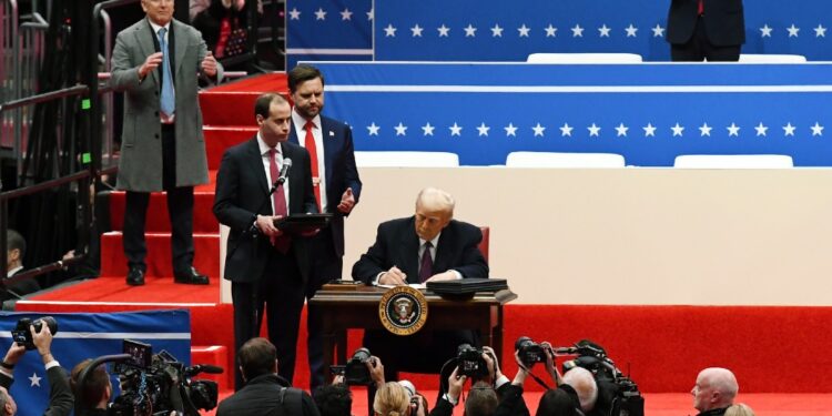 Comprehensive news丨Trump’s executive order “blowout” on his first day in office