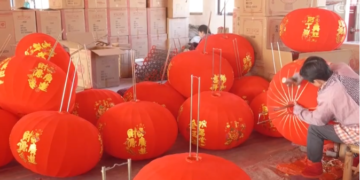 Hanging up red lights and preparing New Year’s goods…the Spring Festival “atmosphere team” is in place, are you ready?