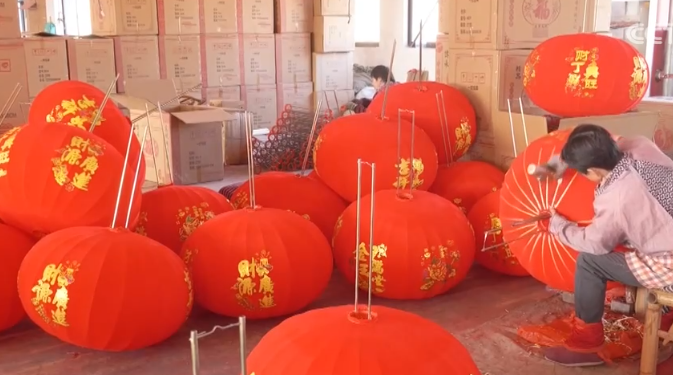 Hanging up red lights and preparing New Year’s goods…the Spring Festival “atmosphere team” is in place, are you ready?