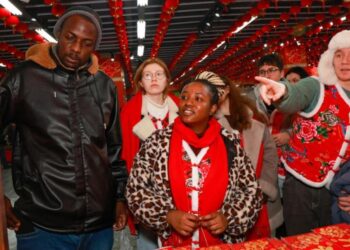 International youths visit Shenyang’s century-old city to hold New Year’s goods to welcome the New Year