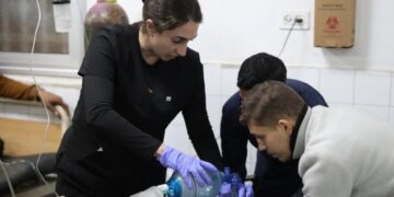 Many countries welcome the ceasefire agreement in Gaza. The Israeli military continues to bomb Gaza, killing more than 70 people.