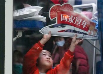 On the fourth day of Spring Festival travel, cross-regional movement of people across society is expected to exceed 200 million