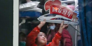 On the fourth day of Spring Festival travel, cross-regional movement of people across society is expected to exceed 200 million