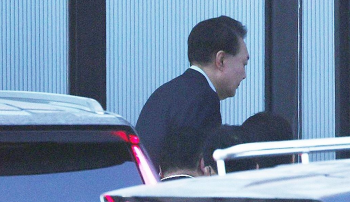 South Korea’s Public Affairs Bureau concluded its first day of investigation into Yoon Seok-yue and transferred him to Seoul Detention Center
