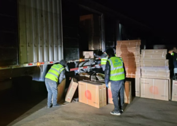 The first batch of 34 prefab houses has been sent to the earthquake-stricken area in Tingri, Tibet