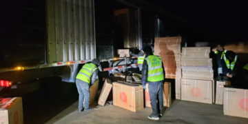 The first batch of 34 prefab houses has been sent to the earthquake-stricken area in Tingri, Tibet