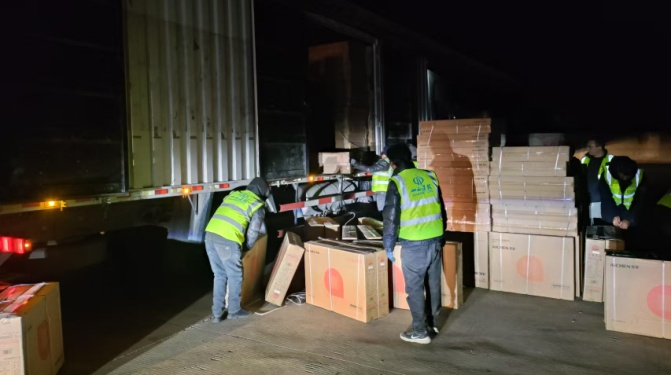 The first batch of 34 prefab houses has been sent to the earthquake-stricken area in Tingri, Tibet