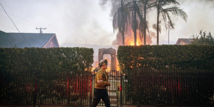 The mayor didn’t say a word when questioned and mistakenly sent out the alarm for two consecutive days. The American actor complained: The firefighters ran very fast.