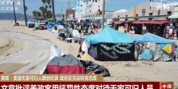 The number of homeless people in the United States hits a record. Media criticizes the “punitive attitude” of American politicians.