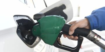 The price of refined oil has risen for the second consecutive year this year. Filling up a tank will cost you 13.5 yuan more