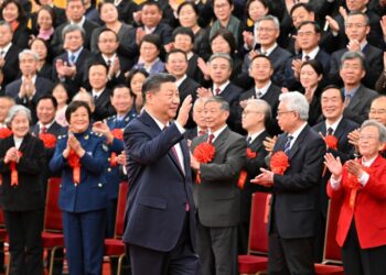 Xi Jinping meets representatives of model retirees