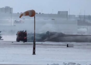 A passenger plane landed in Toronto, Canada, smoke rose at the scene of the fuselage overturned