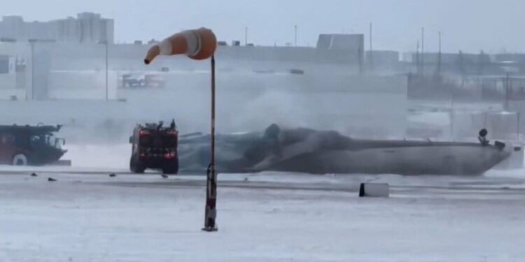 A passenger plane landed in Toronto, Canada, smoke rose at the scene of the fuselage overturned