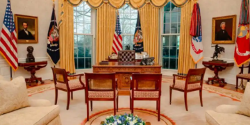 Associated Press: The White House bans its journalists from entering the Oval Office “unacceptable”