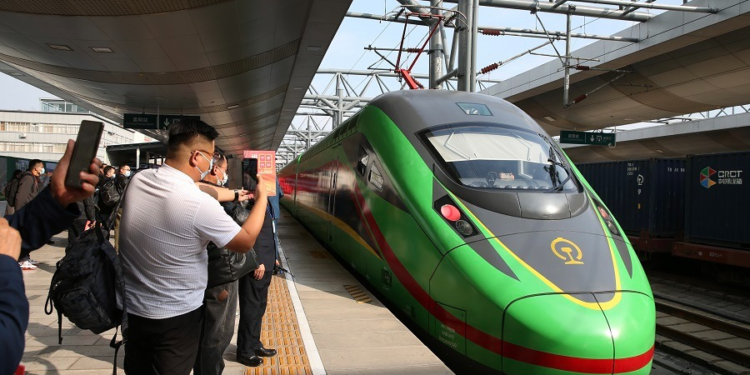 China-Laos Railway’s cross-border passenger and freight transportation achieves a “good start”