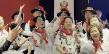 Elderly Choir sings the secret friendship between China in Spanish