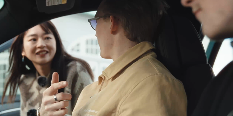 Foreigners test drive a Chinese tram: This car is so cool, people who are hostile to China are pure jealousy