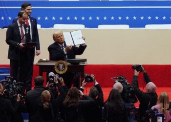 International Observation丨Trump’s new policy “full moon” “US priority” shocks the world