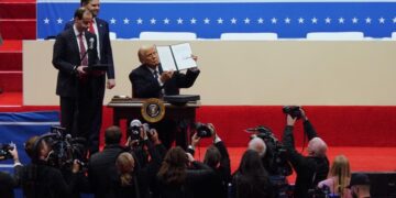 International Observation丨Trump’s new policy “full moon” “US priority” shocks the world
