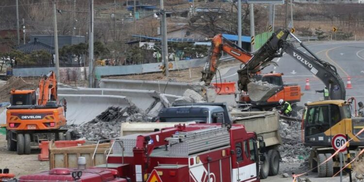 News: Two Chinese workers died in the collapse of a bridge under construction on South Korea’s expressway