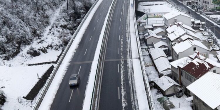 On the third day of the New Year’s Day, the National High Highway Linking Flying 4 provinces has snowfall effects in the 17th section of the 17th province