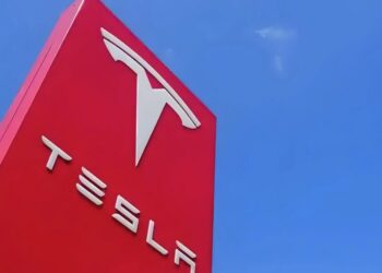 Tesla recalls more than 375,000 cars in the United States