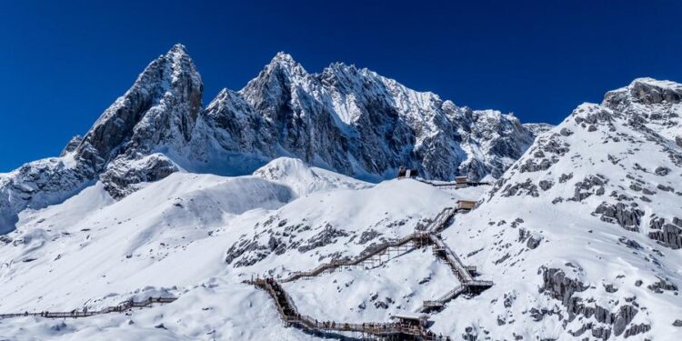 The first panoramic mountain tourist train in the world comes into service in Yunnan