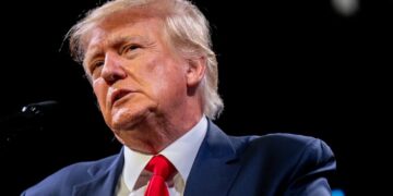 Trump considers incorporating the U.S. Postal Service into the Department of Commerce