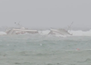 Two fishing vessels near Jeju Island in South Korea touched the reefs to cause 1 death and 3 disappearances