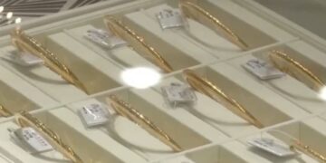 Why did gold prices in the gold market hit new highs after the holiday?