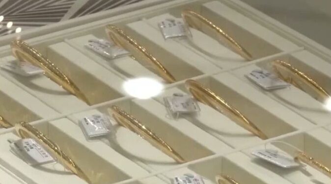 Why did gold prices in the gold market hit new highs after the holiday?