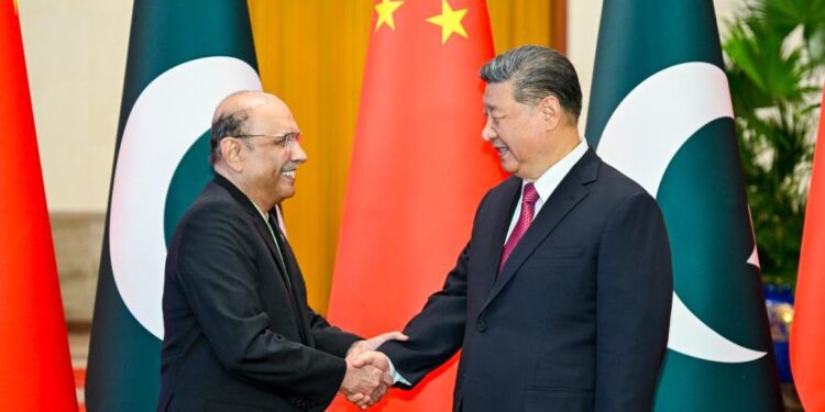 Xi Jinping talks to the Pakistani president