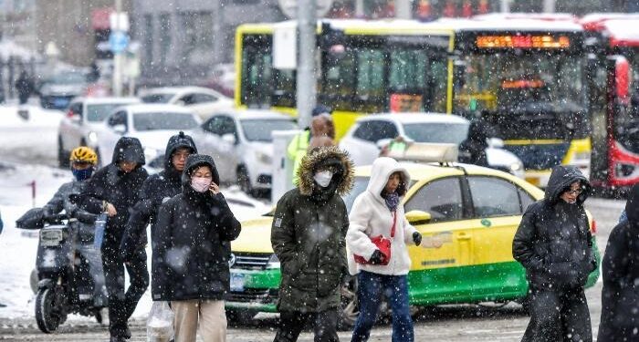 Snowfall and cooling in Urumqi