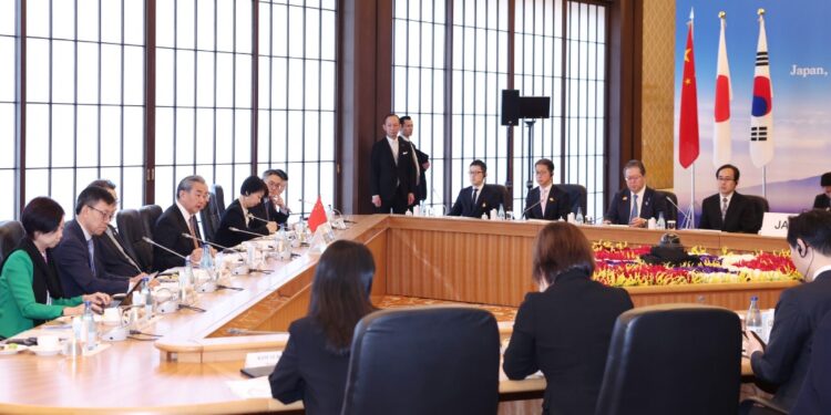 The 11th China-Japan-South Korea Foreign Ministers Meeting was held in Tokyo