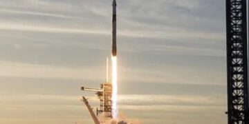 The US Dragon spacecraft carries the new phase of astronauts to the space station to pick up stranded astronauts