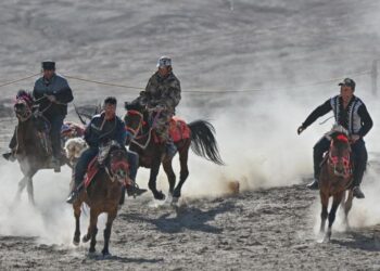 The Xinjiang attracts tourists by its intangible heritage