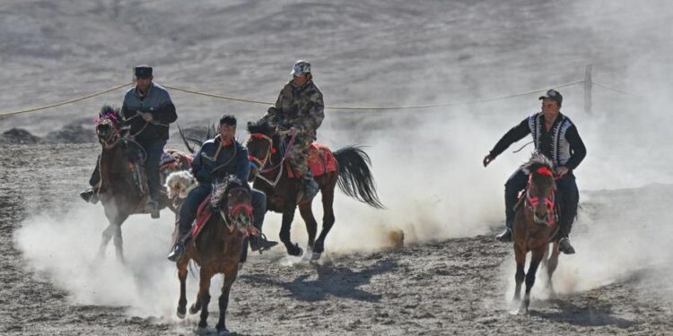 The Xinjiang attracts tourists by its intangible heritage
